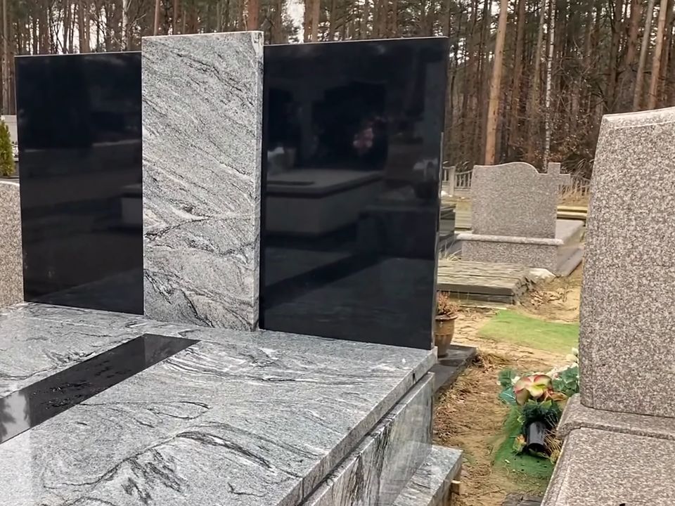Nowy nagrobek z szarego granitu z czarnymi, gładko polerowanymi tablicami