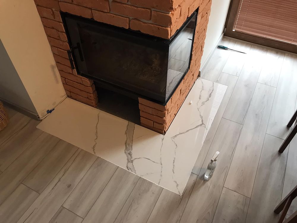 Kominek z podstawą ze spieku kwarcowego Calacatta