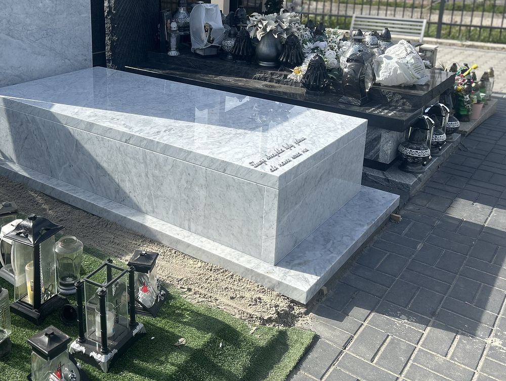 Nagrobek z białego kamienia na cmentarzu