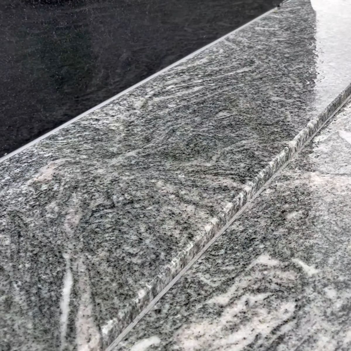 Granit Verde Marina z bliska: ciemna zieleń z białymi żyłami