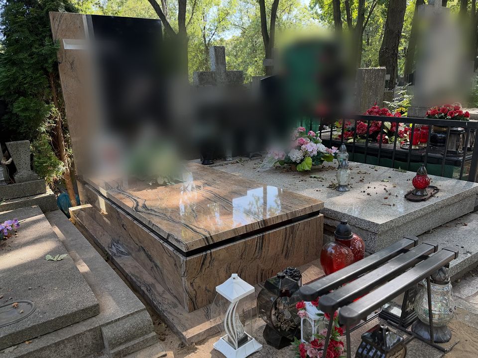 Nagrobek z granitu Prada Gold na Cmentarzu Bródnowskim, napisy rozmyte