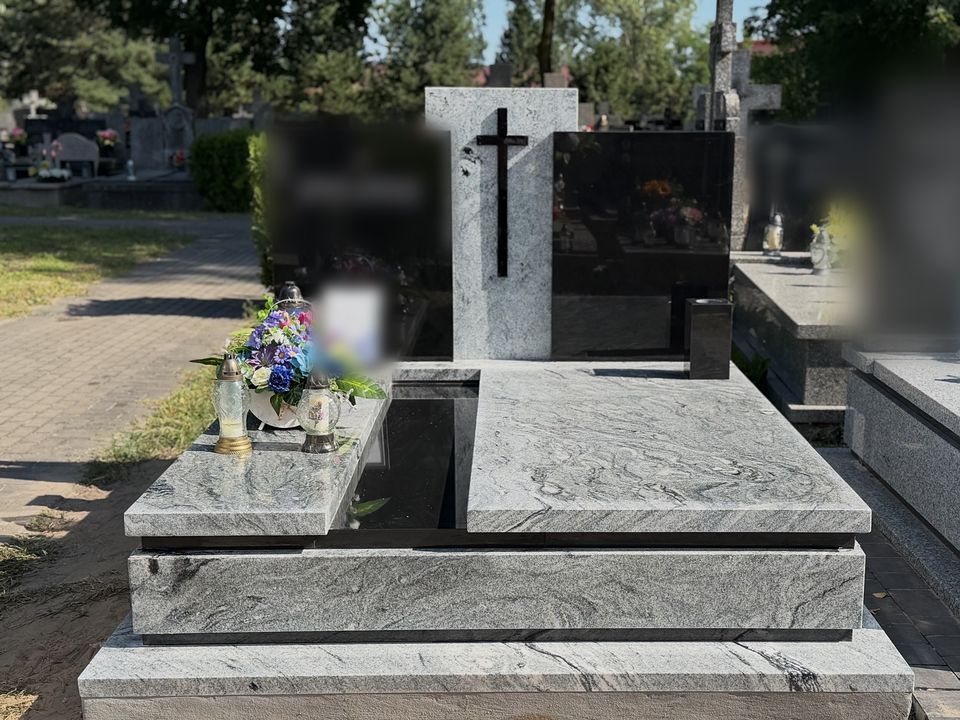 Nagrobek podwójny z granitu Viscount White z czarnym wypełnieniem, napisy rozmyte